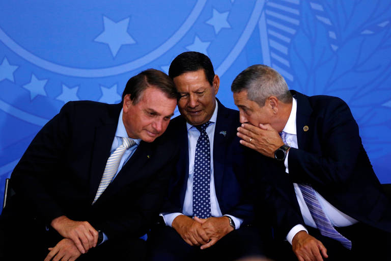 Mourão confirma que irá disputar o senado e indica Braga Netto para ser vice de Bolsonaro