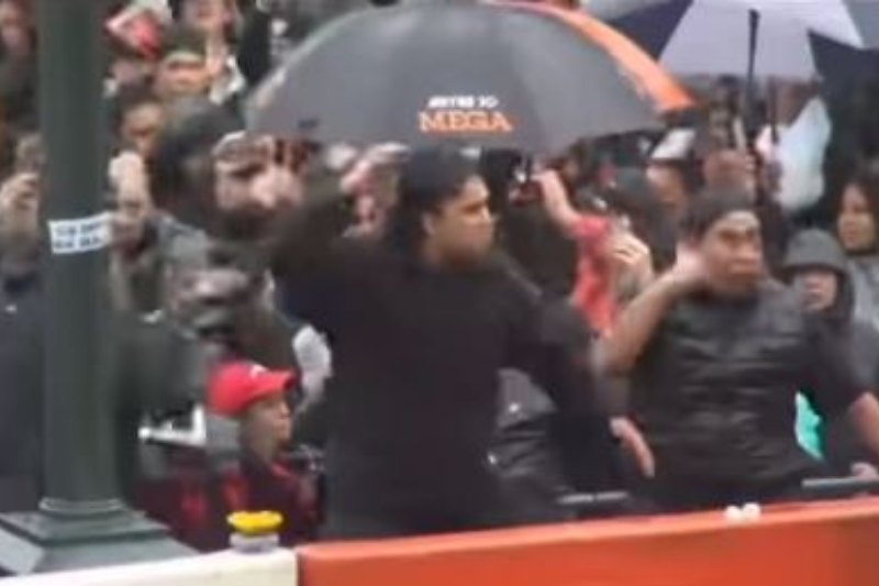 Homens da Nova Zelândia fazem dança de guerra Maori contra passaporte vacinal; veja vídeo