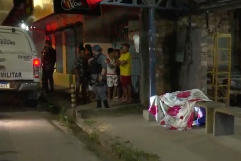 Pistoleiro executa homem com três 'balaços na cara' em parada de ônibus