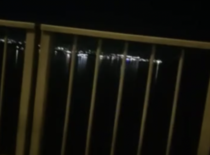 Jovem pula da Ponte Rio Negro na frente de ciclistas na noite desta quinta-feira (17); veja