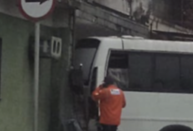 Urgente: microônibus desce ladeira e invade casa de alvenaria no Educandos