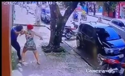 Barraco: esposa de PM corta o cabelo da amante no meio da rua