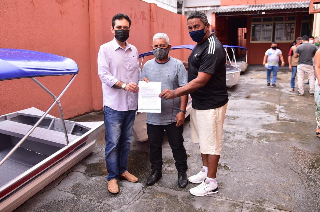 Pescadores de mais três municípios recebem lanchas equipadas adquiridas com emenda de Álvaro Campelo