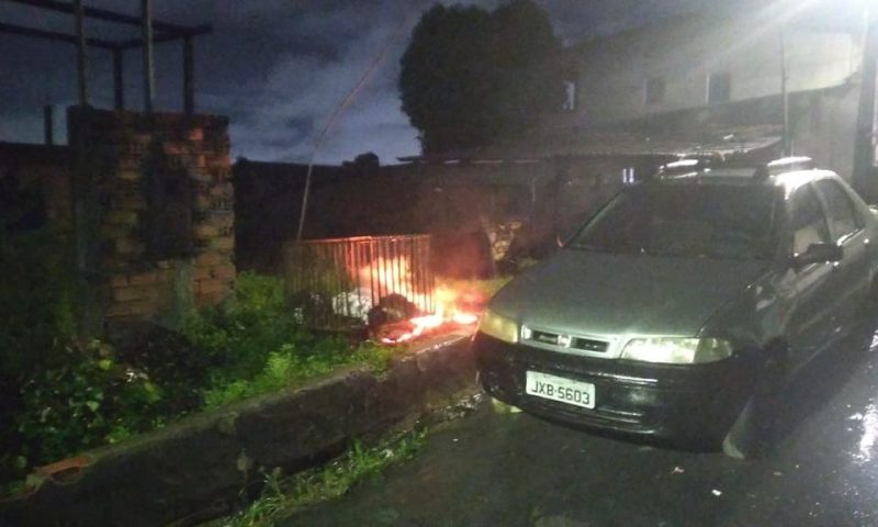 Fio de alta tensão cai no meio da rua e provoca forte incêndio em Manaus