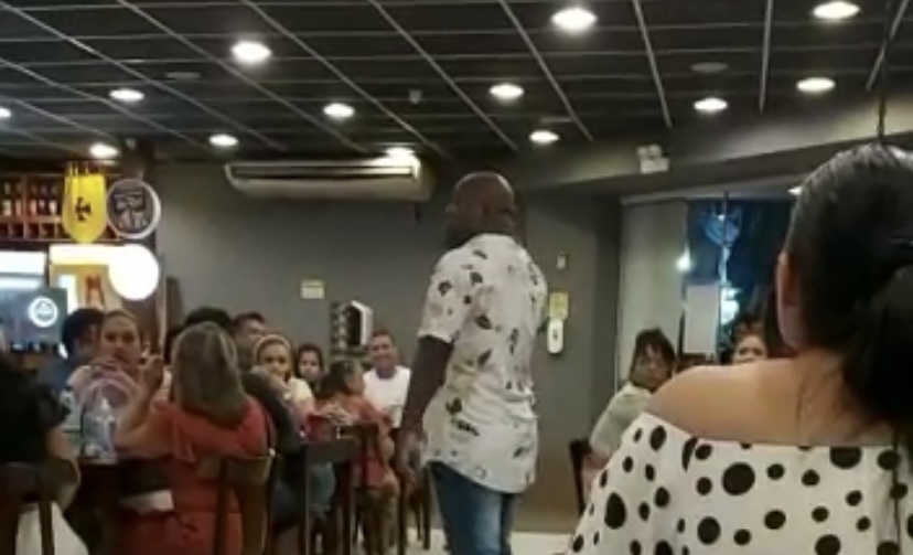 Mulher vê o ex jantando com outra e faz escândalo dentro do Rei do Churrasco; veja vídeo