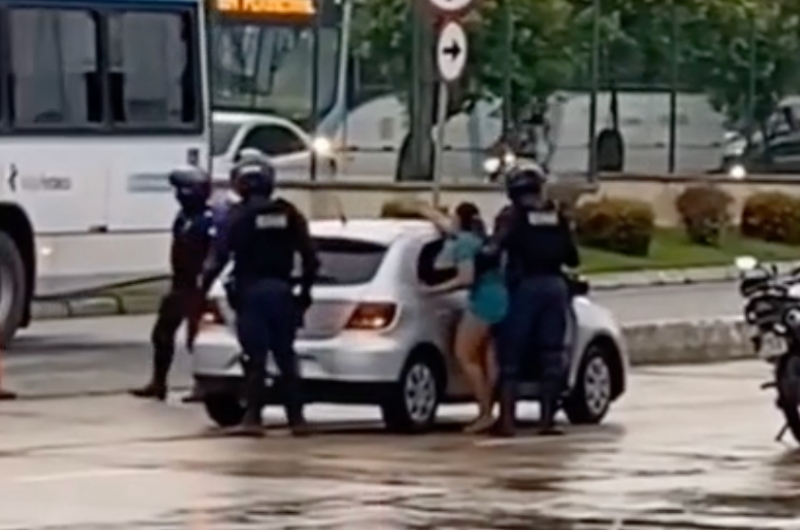 Mulher sobe em carro em movimento ao flagrar marido sendo 'engolid0' por outra; veja vídeo