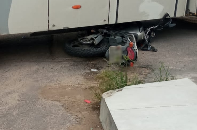 Moto fica presa debaixo de ônibus após acidente no Novo Aleixo