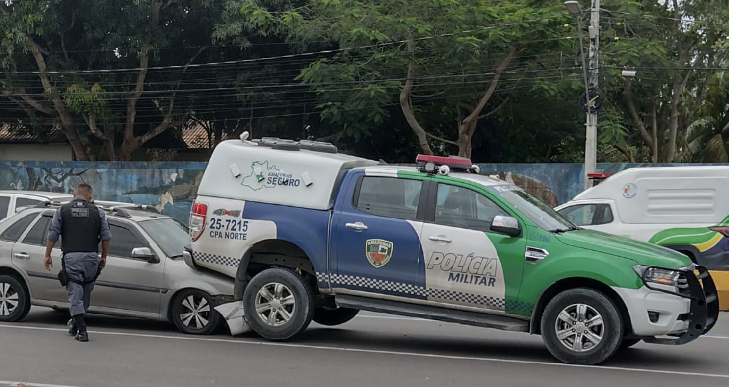 Motorista entra debaixo de viatura da Polícia Militar no bairro Manoa; veja vídeo