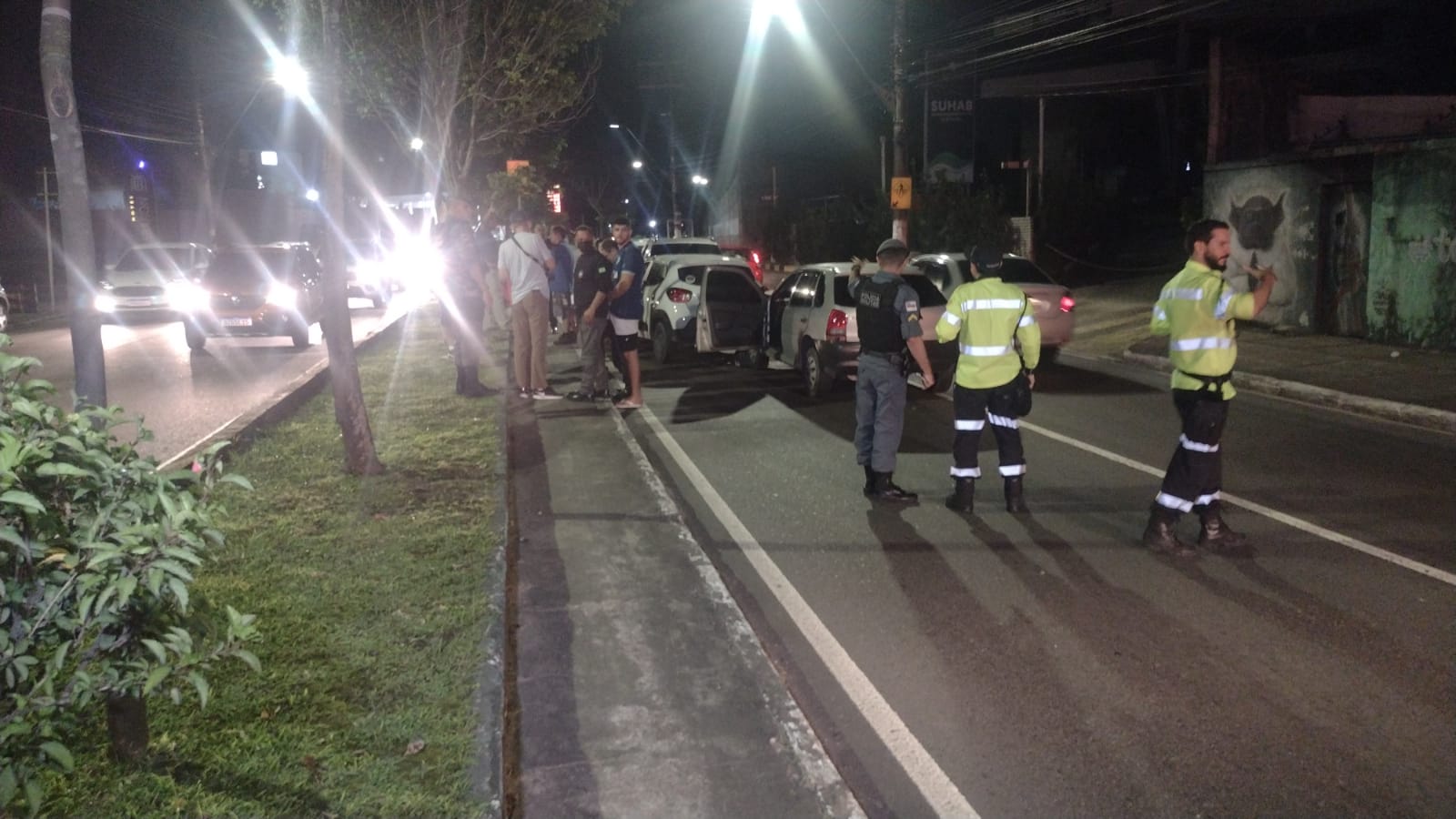 Acidente de engavetamento na Av. Ephigênio Salles deixa o trânsito completamente parado