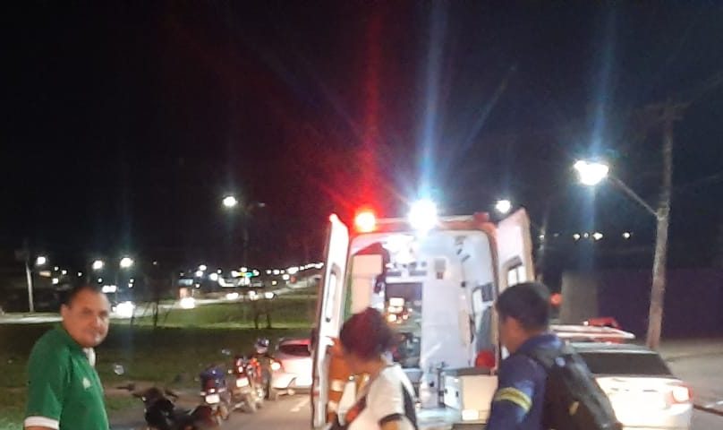 Duas pessoas ficam gravemente feridas em acidente de trânsito na avenida das Flores; veja