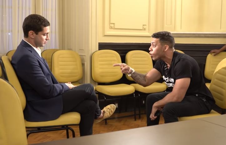 Gabriel Monteiro faz repórter da Globo passar vergonha; veja vídeo