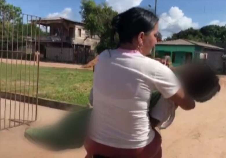 Por falta de funerária na cidade, mãe carrega filho morto no colo; veja vídeo