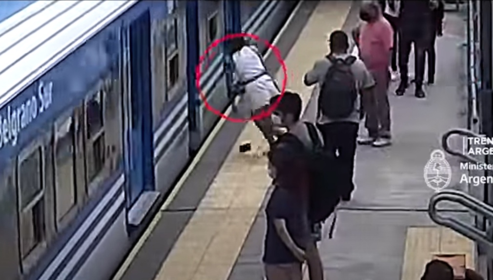 "Milagre!": mulher desmaia, cai em trilhos enquanto trem passa e é resgatada sem nenhum arranhão; veja vídeo