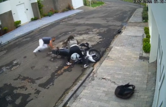 Mulher 'senta peia' em bandido e não deixa ladrão roubar 'motoca'; veja vídeo
