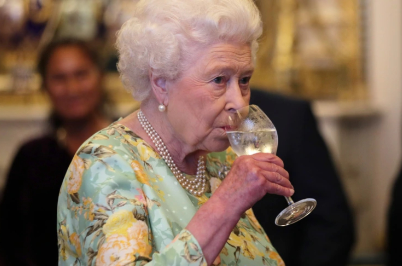 Jornal Folha de S. Paulo "mata" rainha Elizabeth II por engano e web perdoa