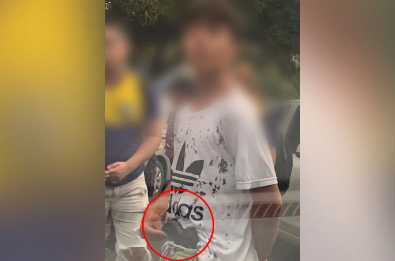 Na hora da saída em colégio de Manaus, aluno fica ‘se amostrando’ com arma para colegas; veja vídeo
