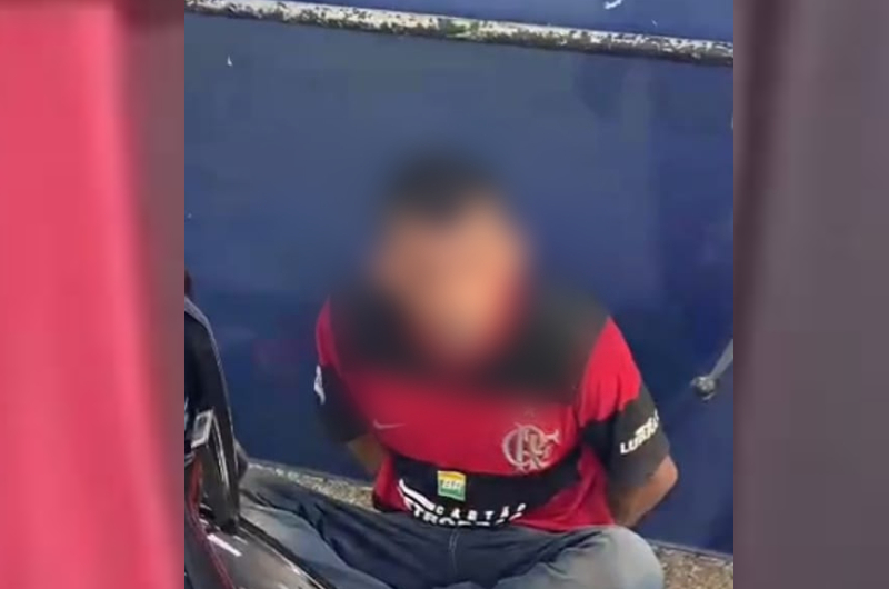 Sujando a imagem do 'Mengão', assaltante é imobilizado por moradores da Compensa