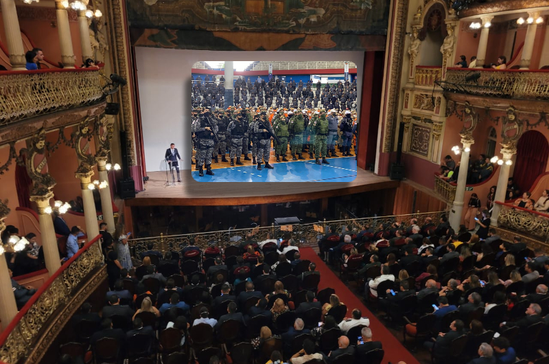 No Teatro Amazonas, Wilson Lima anuncia abono fardamento, equipamentos e promoções para a Polícia Militar e Bombeiros