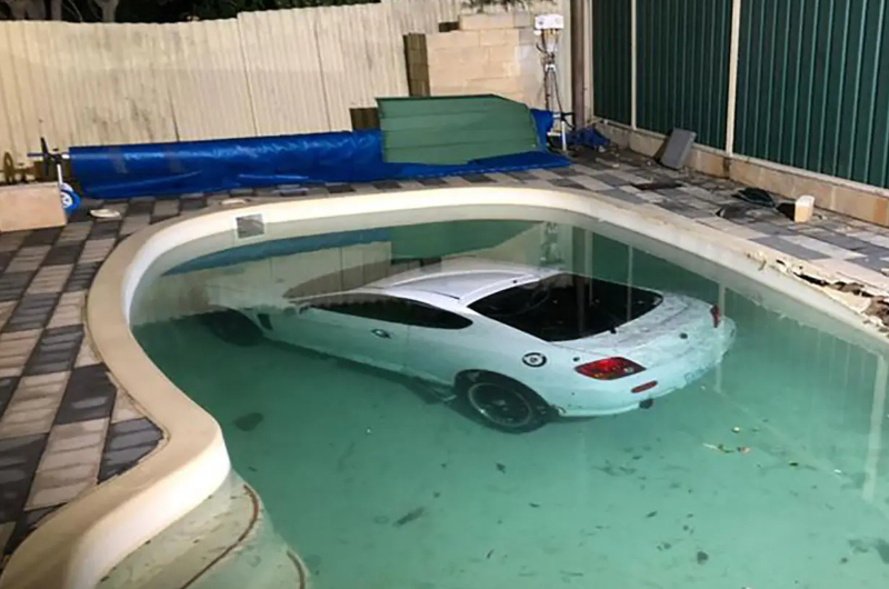 Bêbada e sem habilitação, motorista perde controle e joga carro na piscina do vizinho; veja vídeo