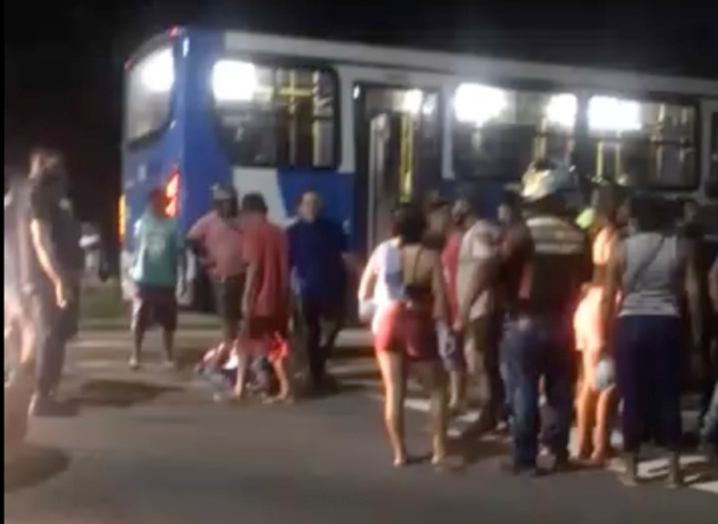 Assaltante de ônibus perde faca e é 'ticado' pela população revoltada em Manaus; veja vídeos
