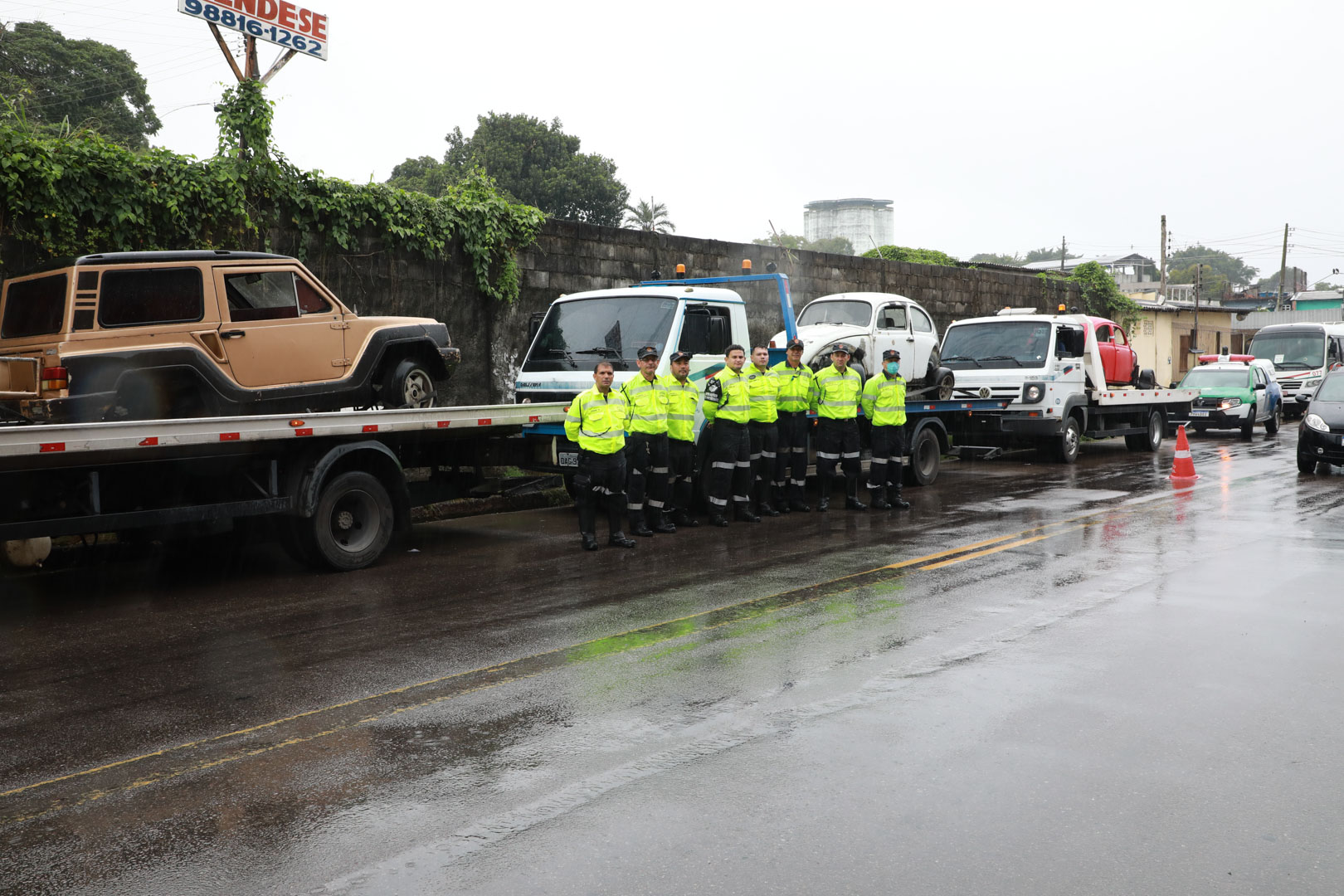 ‘Operação Sucata’ retira veículos abandonados em vias e calçadas na zona Sul de Manaus