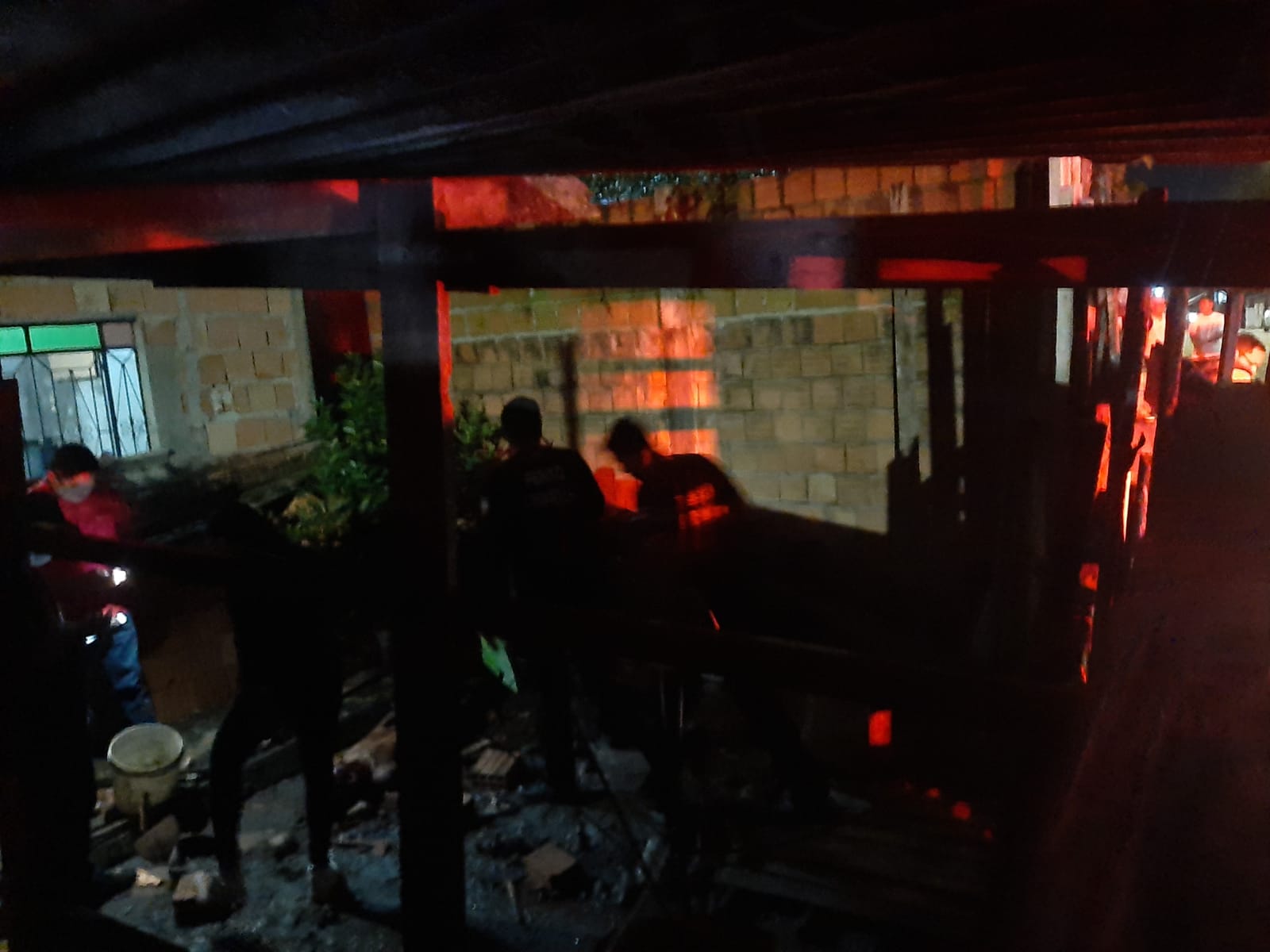 Moradores da ZL encurralam ladrão e usam arma do próprio bandido para fazer justiça; veja vídeo