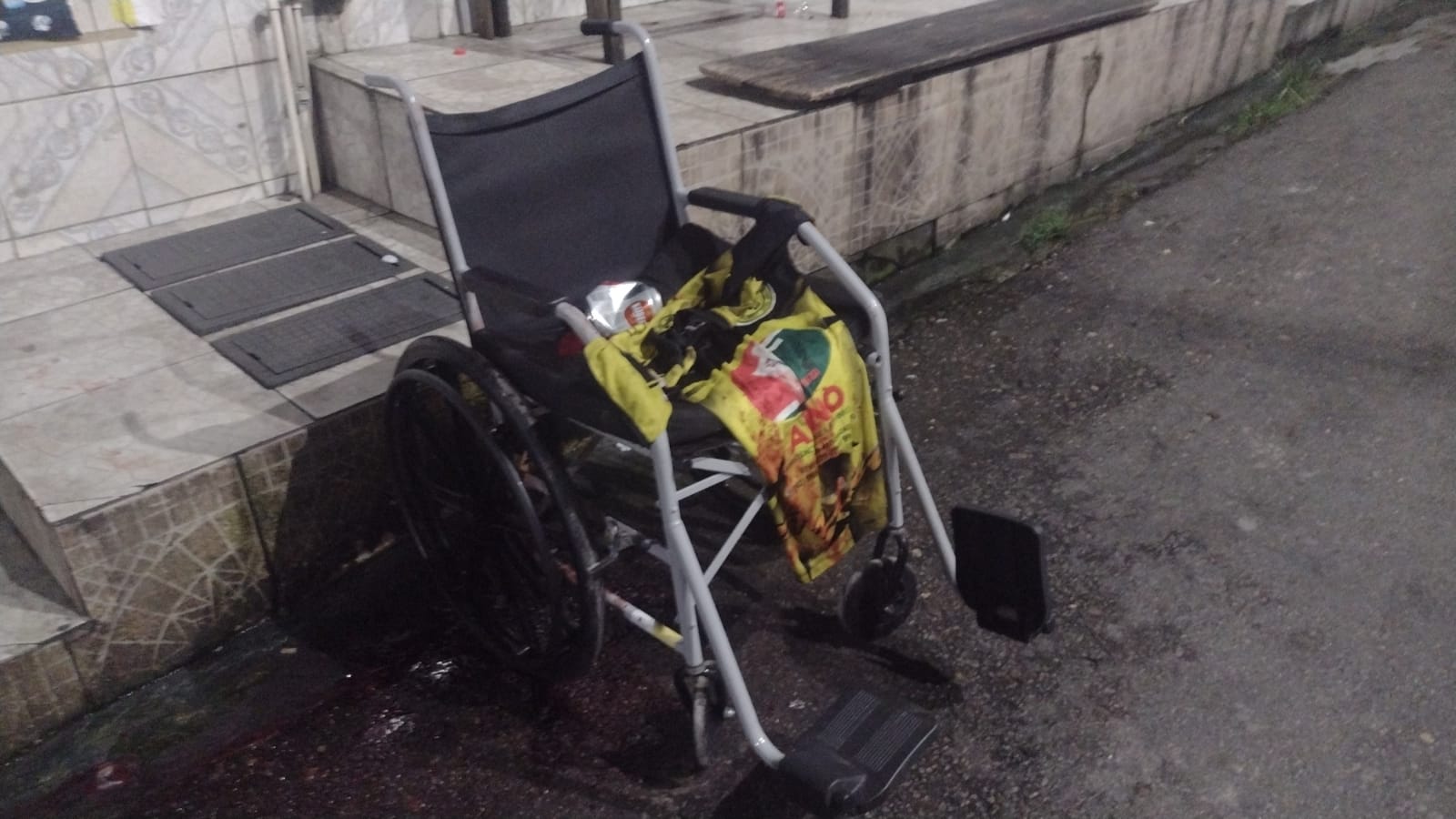 Urgente: cadeirante, vulgo 'Bicho Feio', leva vários tiros no Ouro Verde; veja vídeo