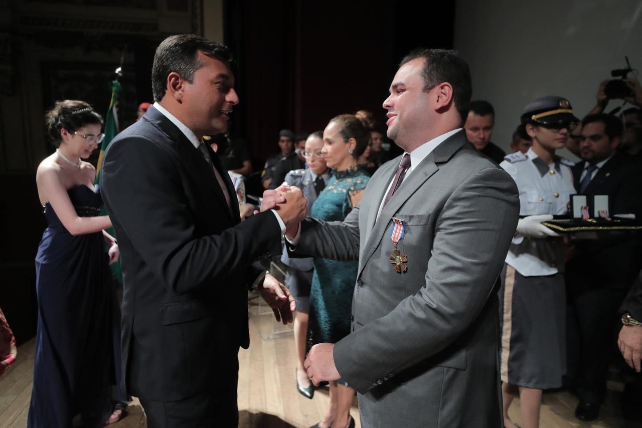 Presidente Roberto Cidade é agraciado com a Medalha Militar nos 185 anos da Polícia Militar do Amazonas