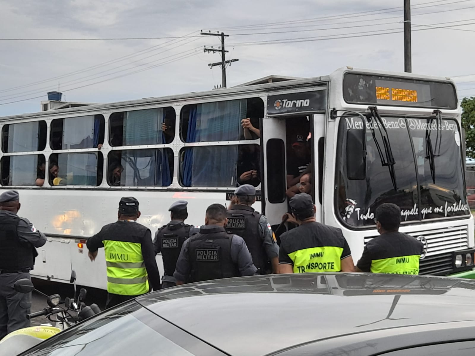 Ônibus que realizavam transporte clandestino são retirados das ruas de Manaus